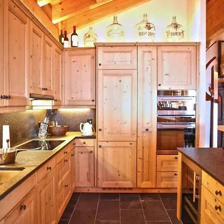 Villars Alpine Retreat 4 Bed, 4 Bath Ski-inski-out Dağ evi